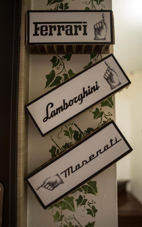 R&B La Pomposa Dei Motori Hotel Modena Bagian luar foto